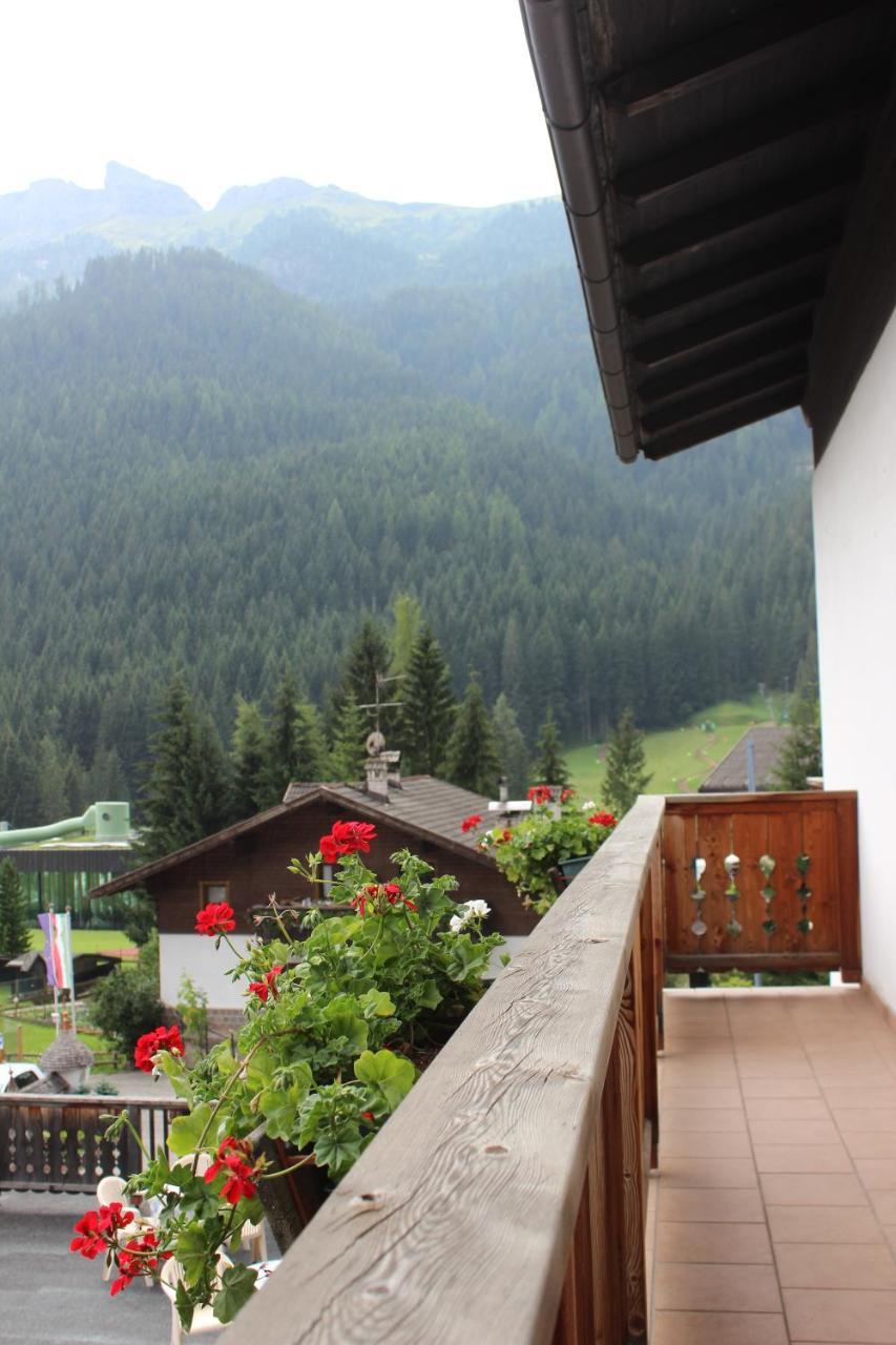 Hotel Garni Hirsch Canazei Exteriér fotografie