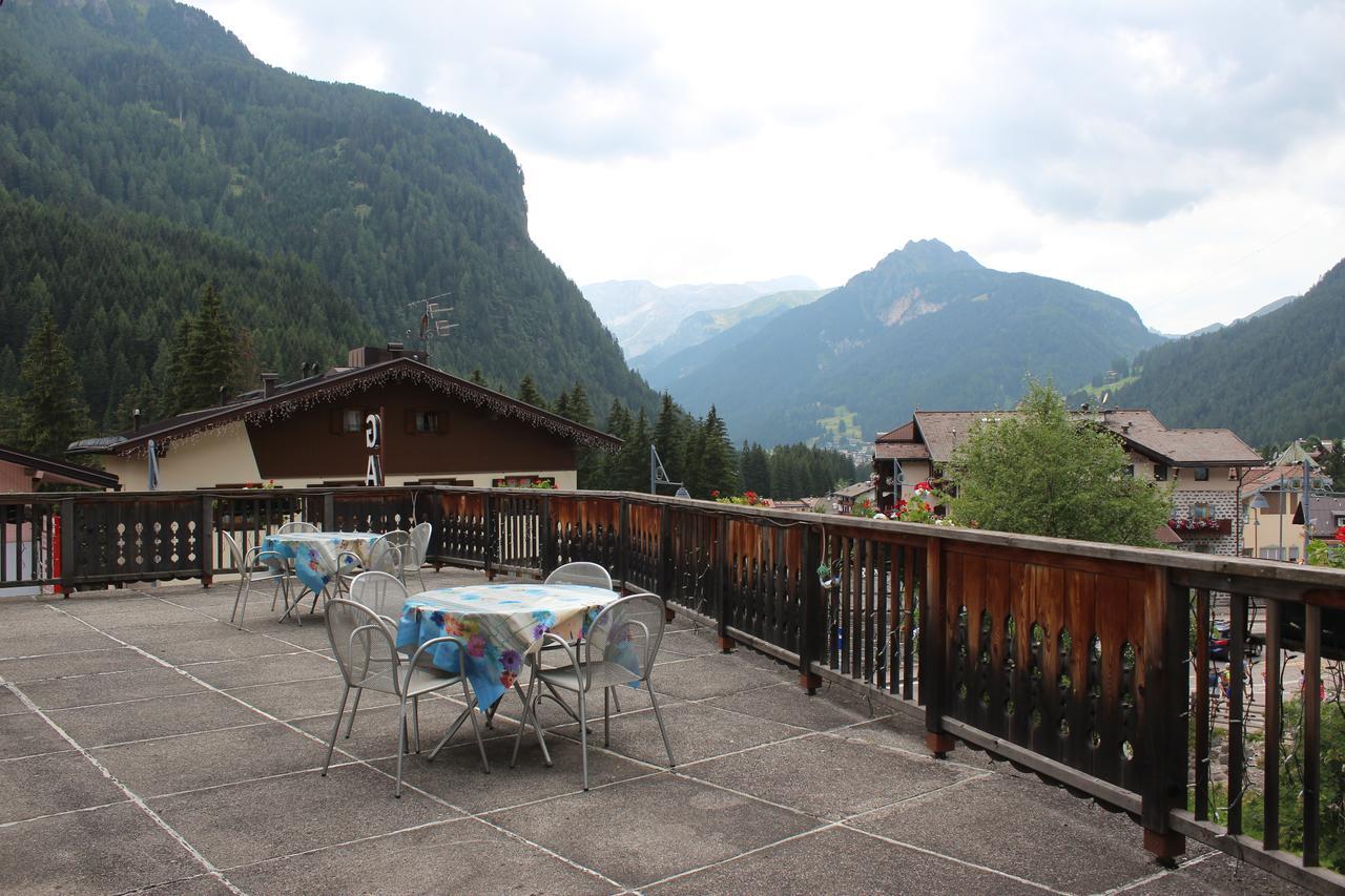 Hotel Garni Hirsch Canazei Exteriér fotografie